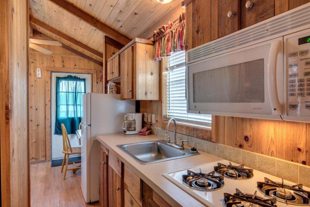 Lake Conroe One-Bedroom Cabin 3 photo 2