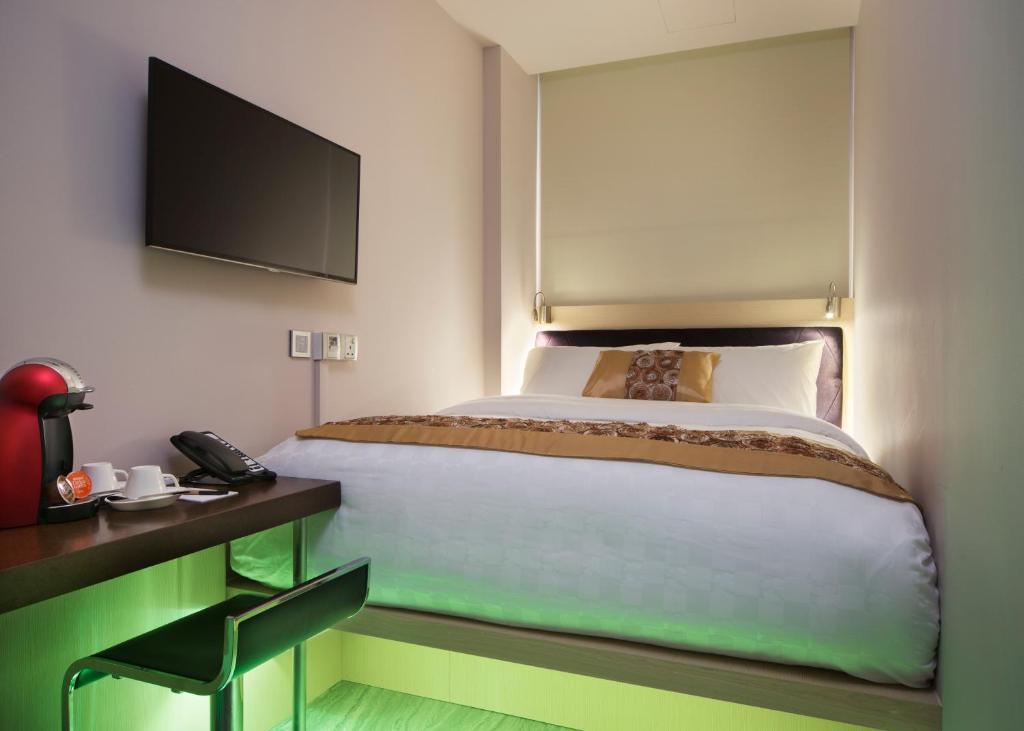 Двухместный (Улучшенный номер с кроватью размера «queen-size»), Hotel Clover 7