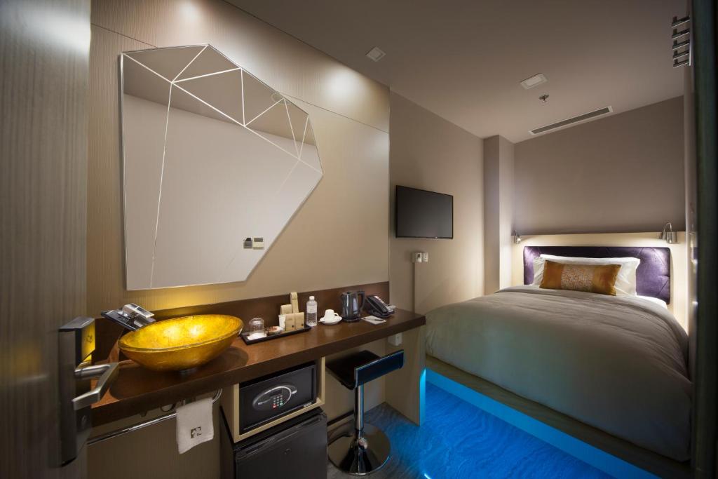 Одноместный (Улучшенный одноместный номер без окон), Hotel Clover 7