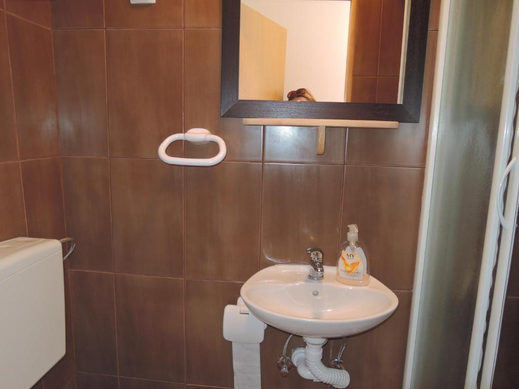 Двухместный (Двухместный номер с 2 отдельными кроватями и собственной ванной комнатой), Hostel Kvarner