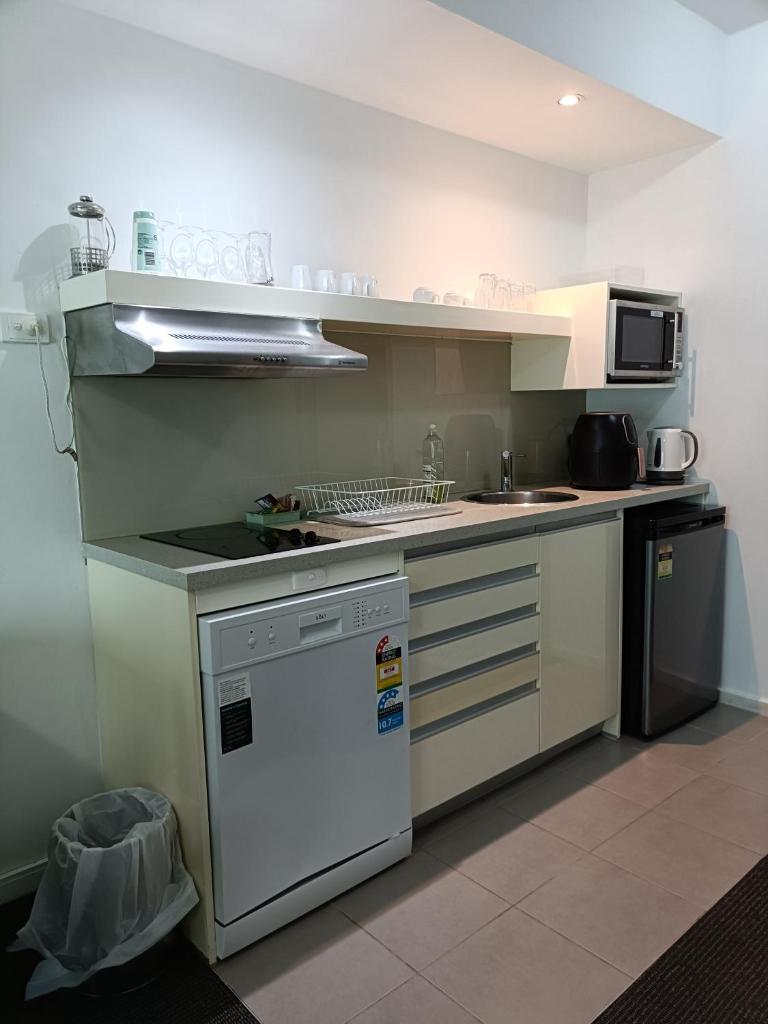 Mantra Pandanas Apartment- King Bed & Kitchen photo 3
