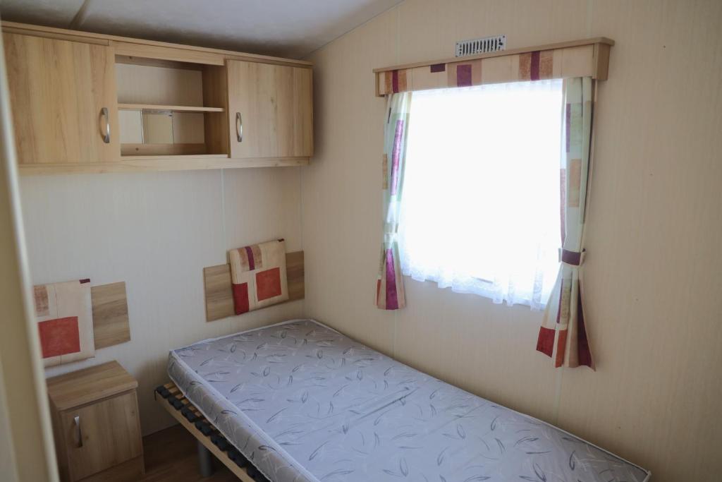 Cozy caravan on small campsite near woods & sea photo 4
