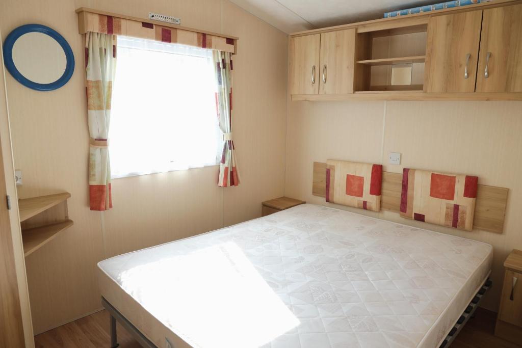 Cozy caravan on small campsite near woods & sea photo 3