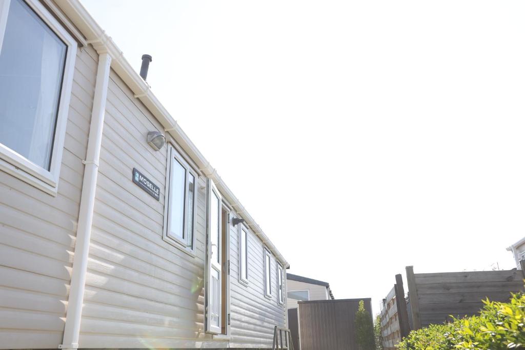 Cozy caravan in quiet area near beach