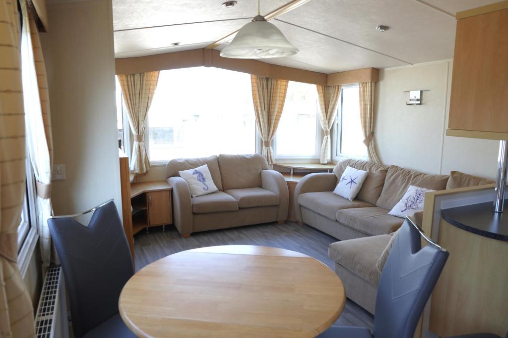 Cozy caravan in quiet area near beach photo 1