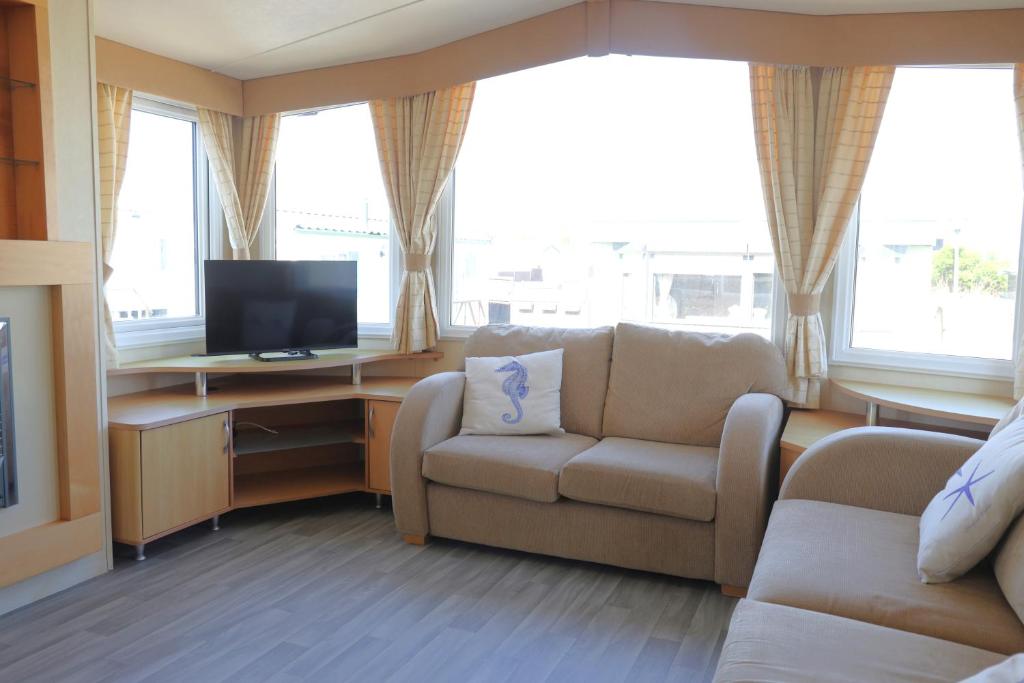 Cozy caravan in quiet area near beach photo 2