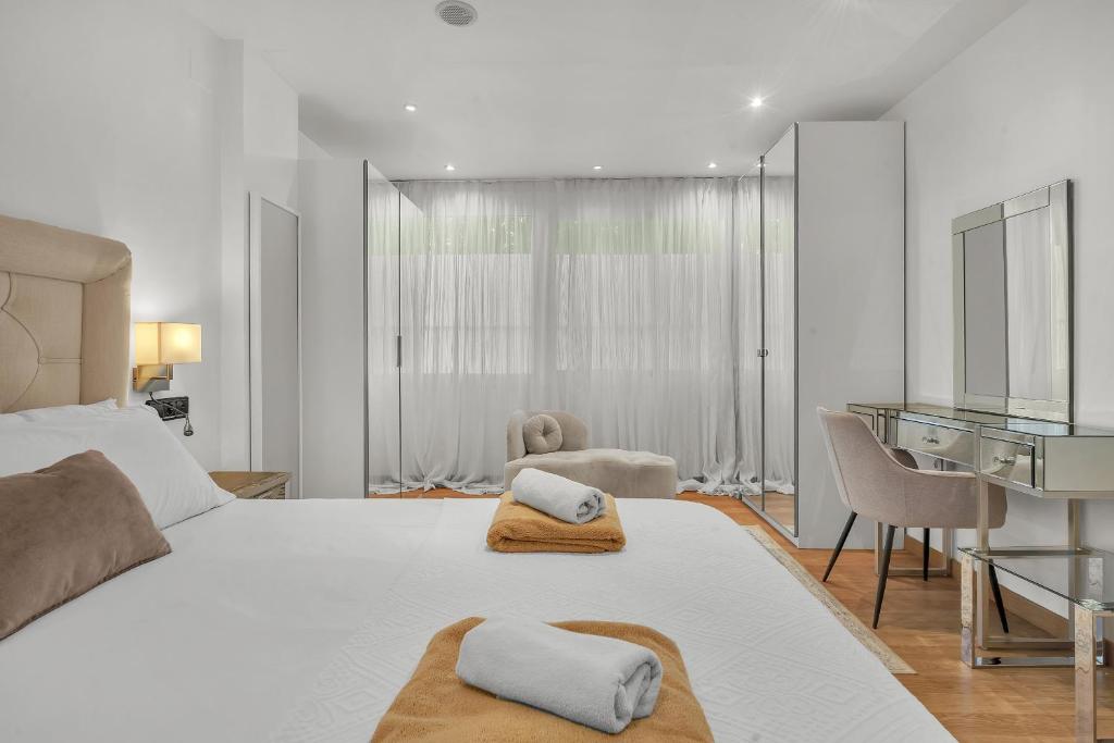 Marbella Real - Stylish 2 Bedroom Apartment by Finest Rentals - Tap to explore photos