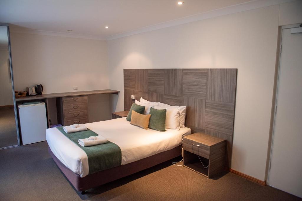 Victoria Hotel - Strathalbyn - Tap to explore photos
