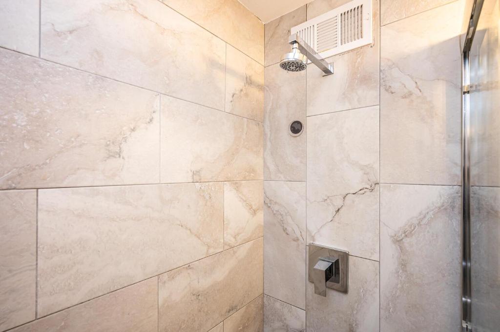 ATL Downtown 2BR King Bed Free Parking LM1908 - Tap to explore photos