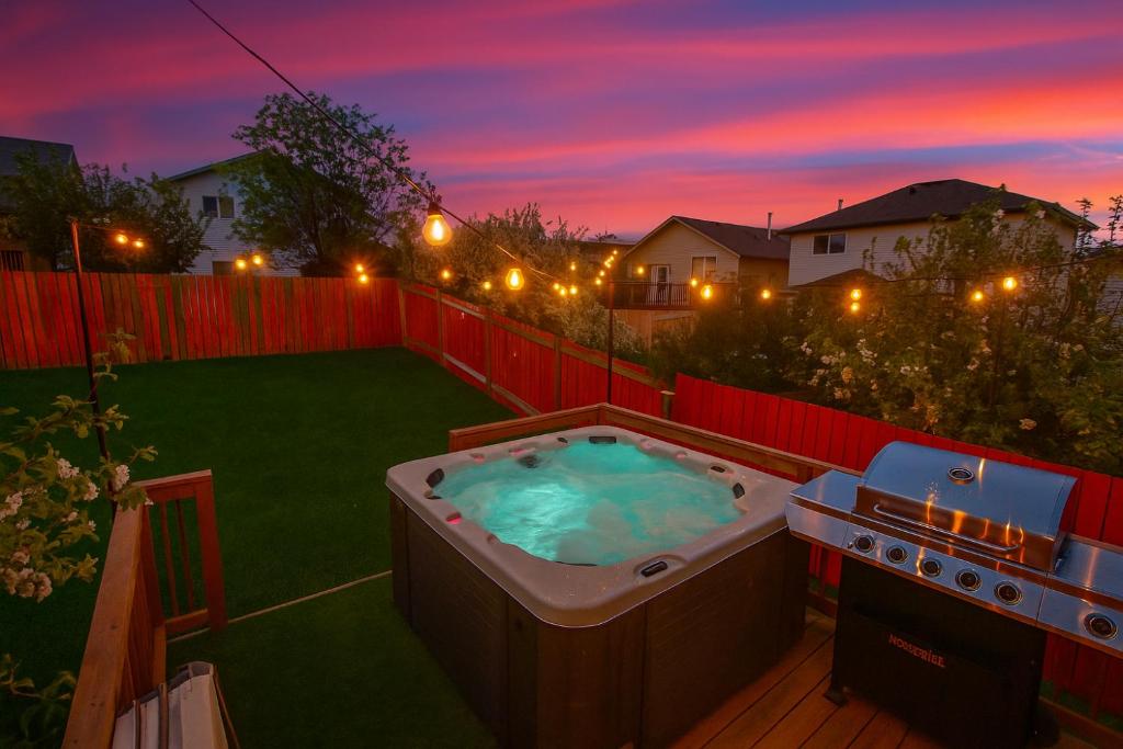 Spa Oasis Home - Hot Tub - King Bed - AC - BBQ - Garage!, Edmonton, Alberta