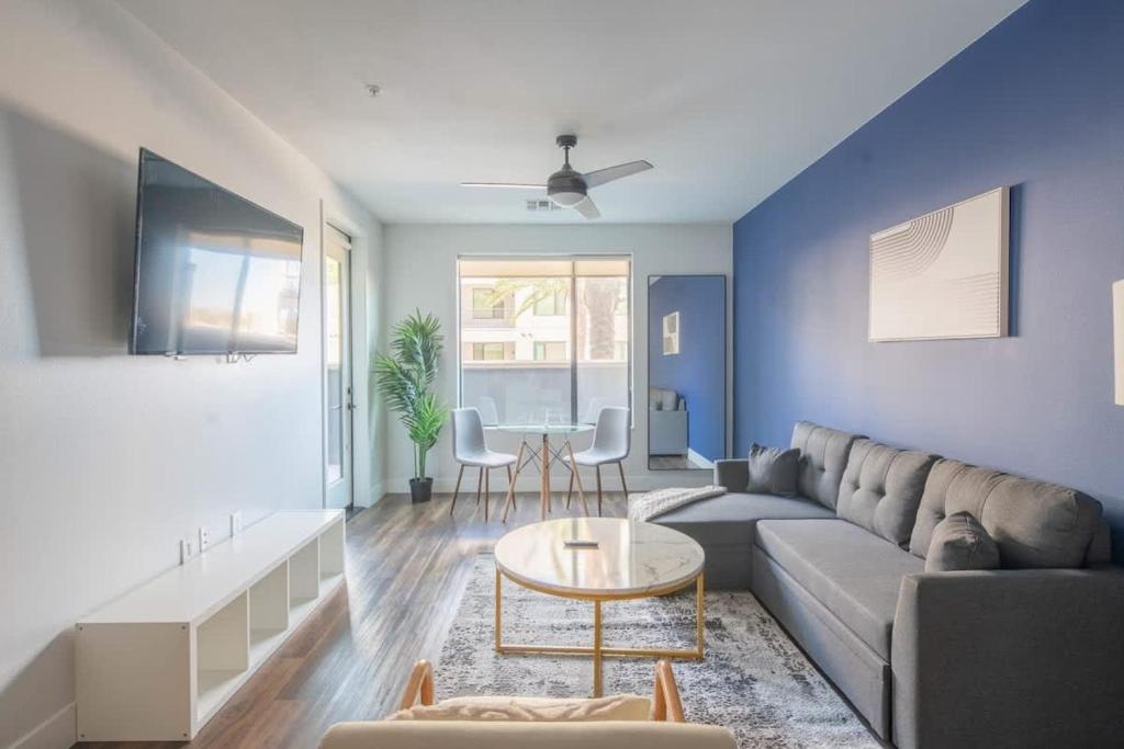 Stylish 1BD - Pool, Gym, Parking, W-D - Sleeps 4 - Tap to explore photos