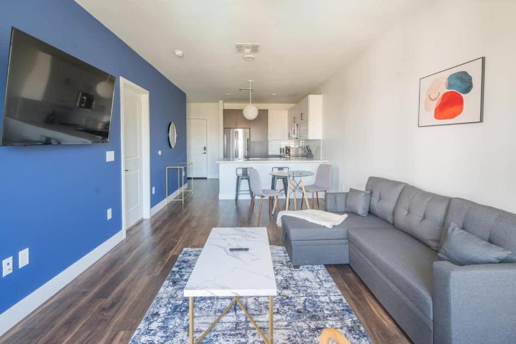 Stunning 1BD - Pool, Gym, Parking, W-D - Sleeps 4 - Tap to explore photos
