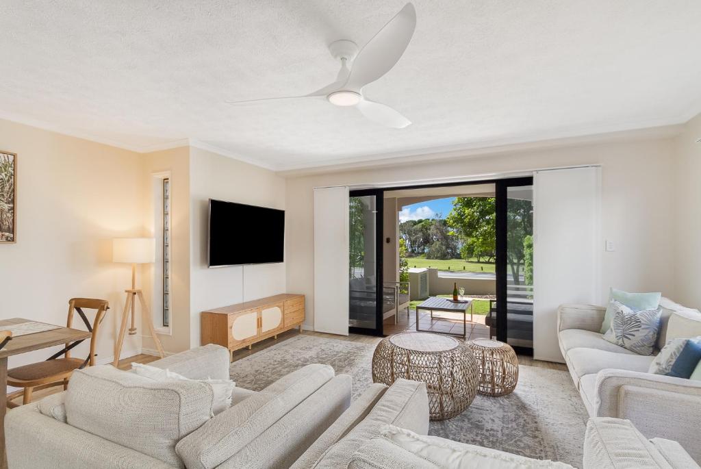 Beachside Bliss on Marine - 3BR Apartment by uHoliday photo 1