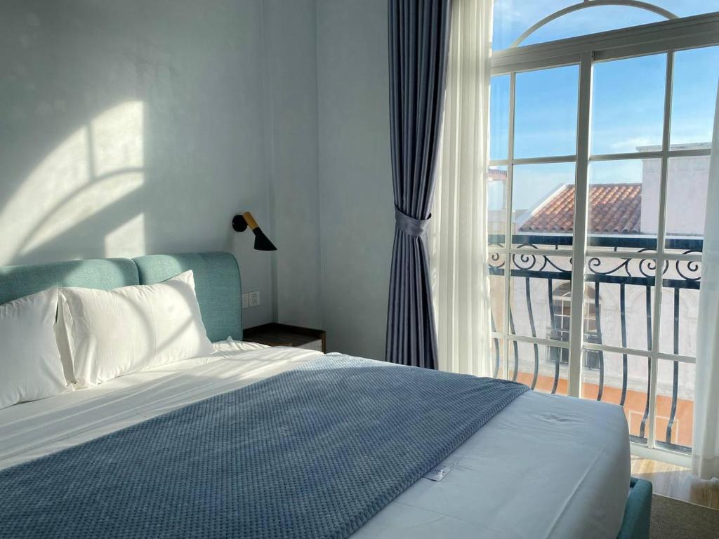 Sandora Boutique Hotel - Sunset Town - Tap to explore photos