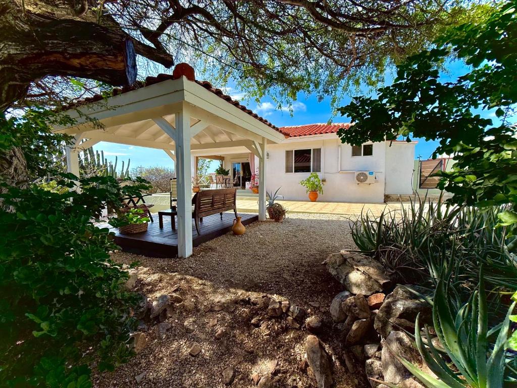 Mila's Authentic Family Getaway Aruba