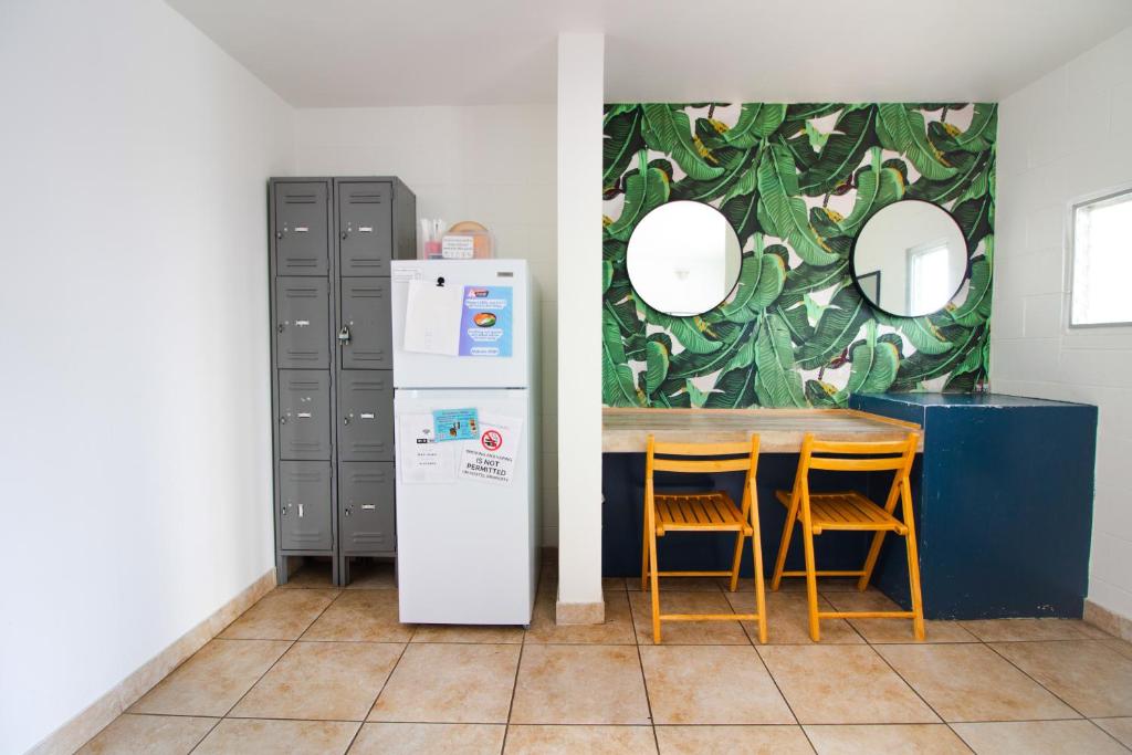 Waikiki Beachside Hostel - Tap to explore photos