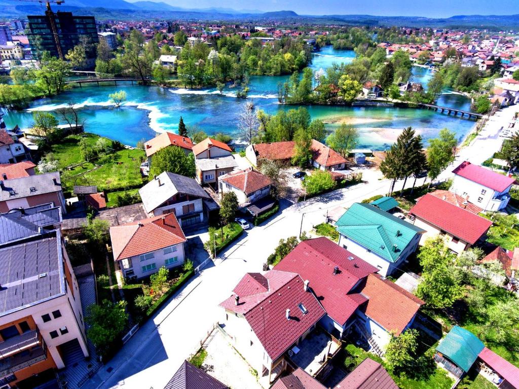 Villa Nour El Donya - Your Touch of Home in the River-Heart of Bihać photo 1