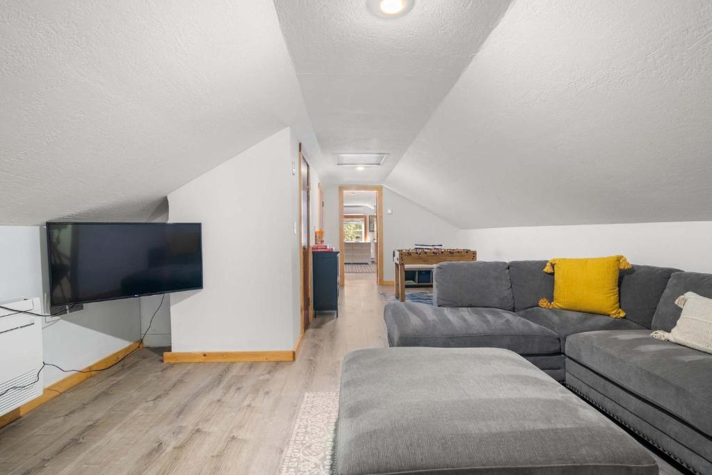 Sleeps 14 Home w Pool Great for Families - Tap to explore photos