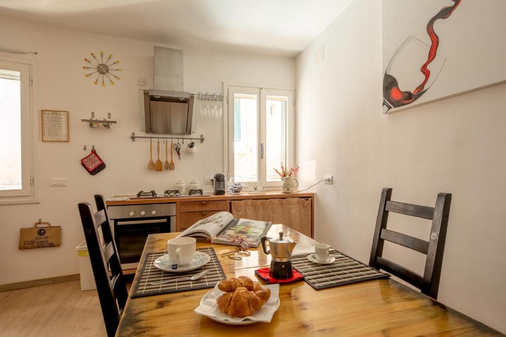 Stylish 1BR in Bragora Self-contained Walk to San Marco & Biennale - Tap to explore photos