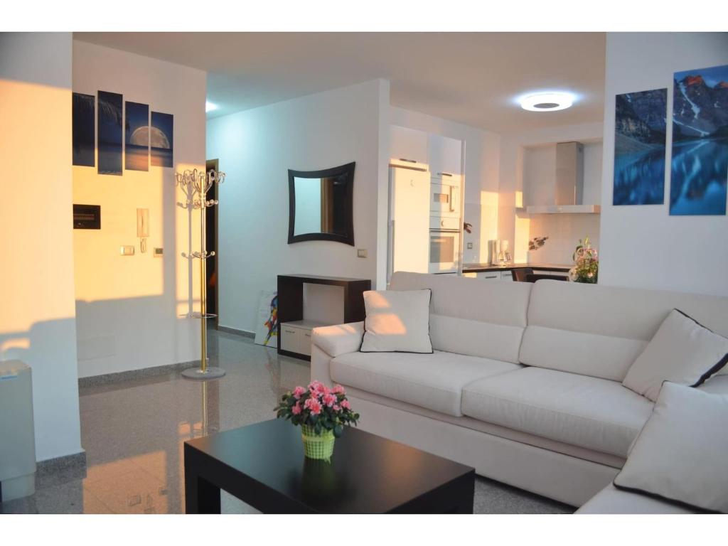 Sophisticated Beachside apartment with balcony