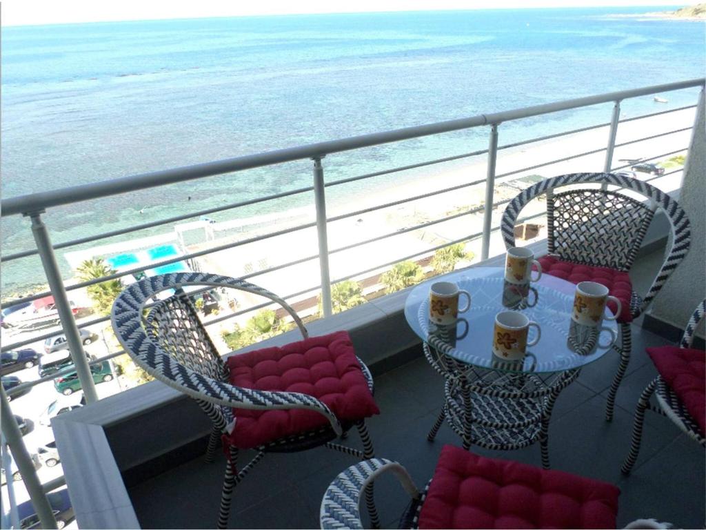 Sophisticated Beachside apartment with balcony photo 4