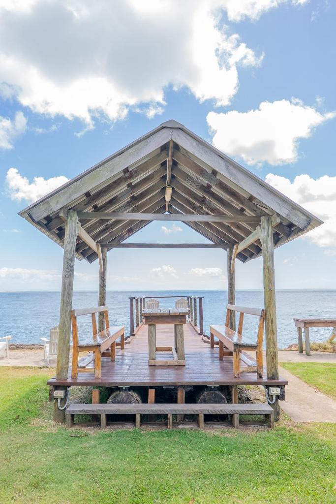 Belles on Ballow - Lorikeet Lodge - Absolute Waterfront