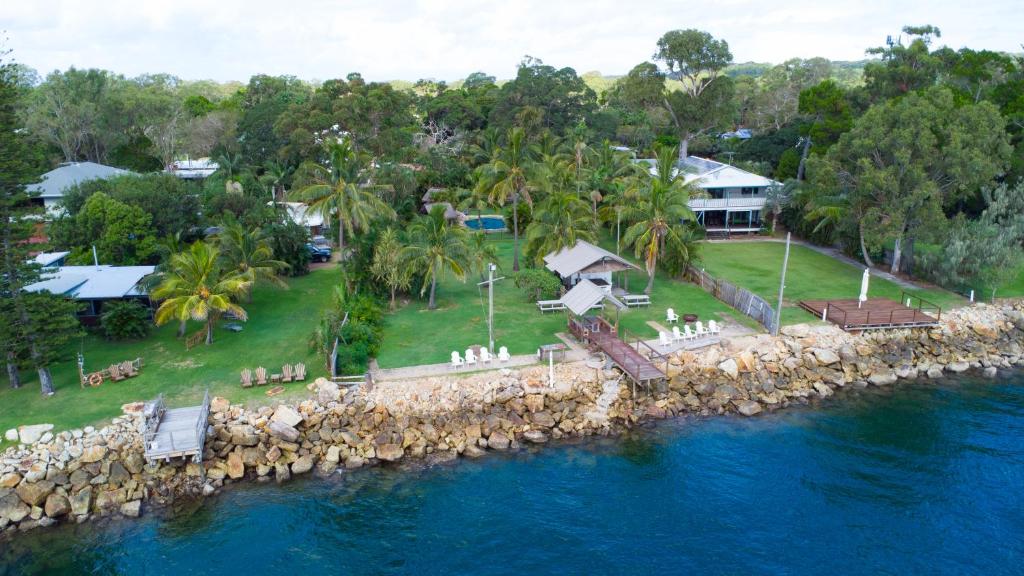 Belles on Ballow - Lorikeet Lodge - Absolute Waterfront photo 1