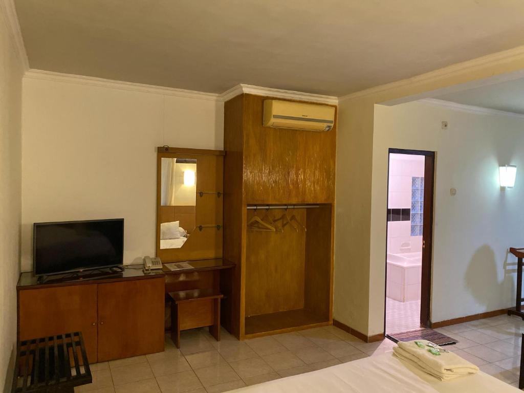 Lestari Hotel & Resto photo 3