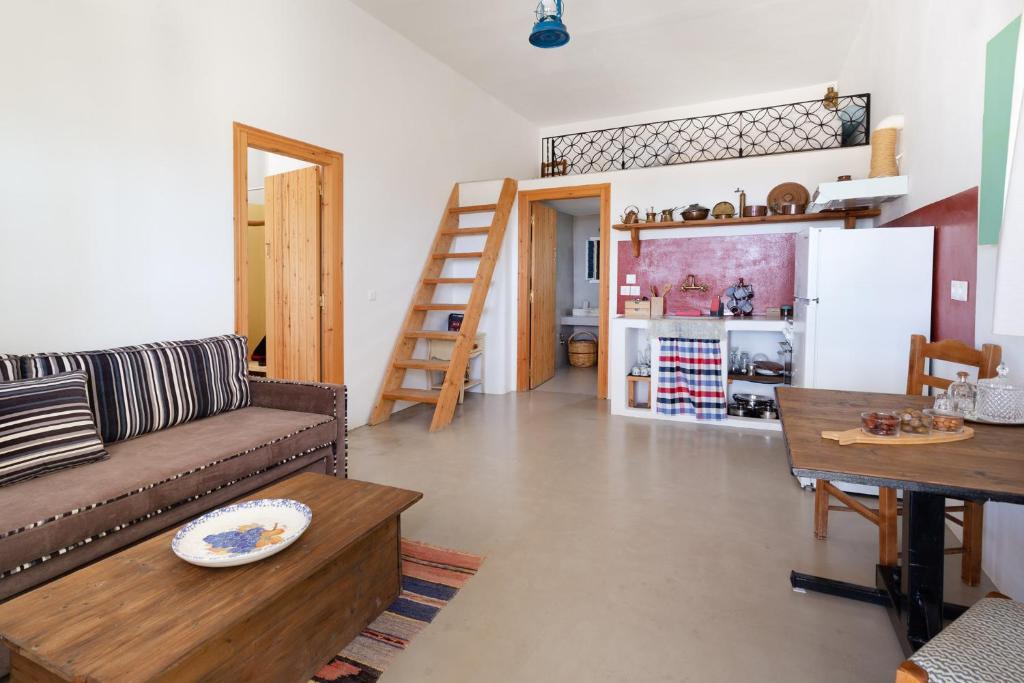 Ailouros guest house - Tap to explore photos