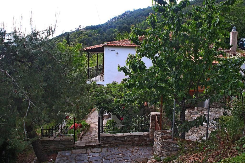 Katoikia me ta Pitharia photo 1