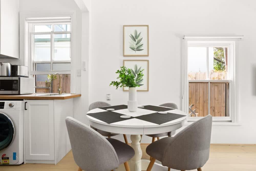 Central Location 2 Bed house in sydney balmain photo 3