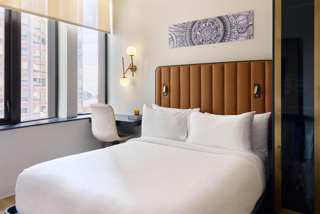 Arlo Chicago Room Type - City Queen ADA
