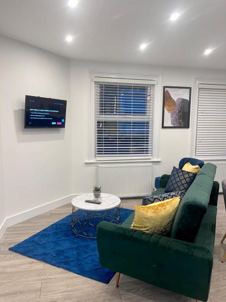 Trinity Apartments - 2 Bed Apartment - sleeps 6 - Spacious - Modern - 30 Seconds from High Street - Tap to explore photos