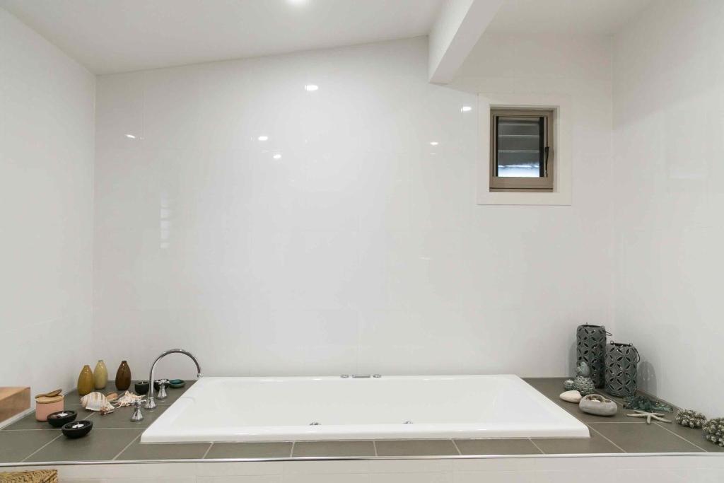 Lilies Lakeside Spa Villa - 1 Bedroom photo 2