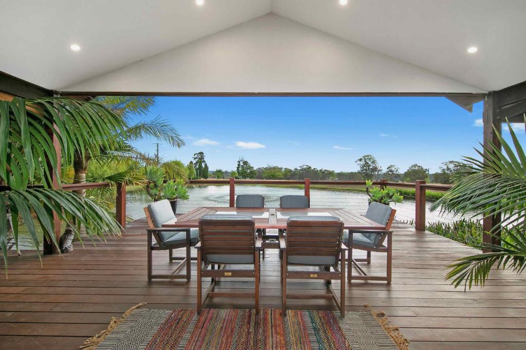 Lilies Lakeside Spa Villa - 2 Bedroom photo 4