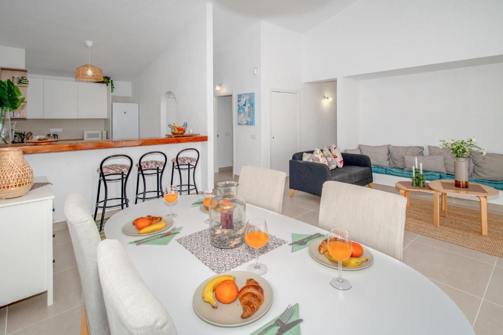 Newly refurbished bungalow in prime location - Tap to explore photos