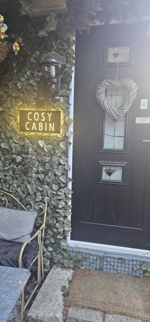 BELFAST COSY CABIN - Tap to explore photos