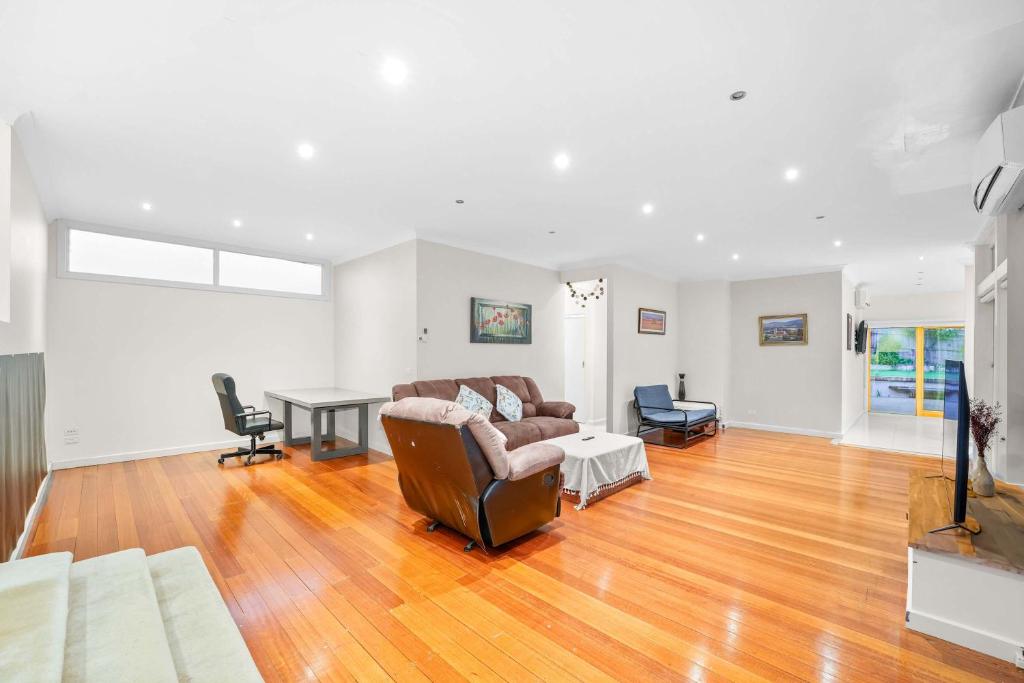Stylish 4BR Home in the Heart of Glen Waverley photo 1