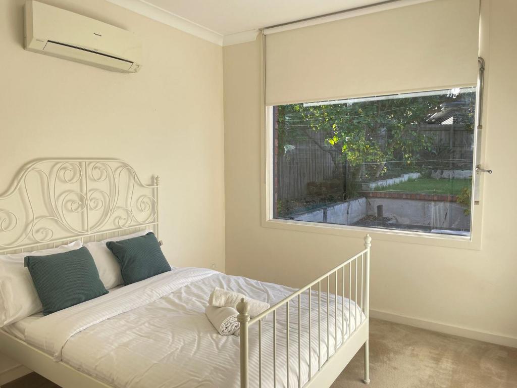 Stylish 4BR Home in the Heart of Glen Waverley photo 2