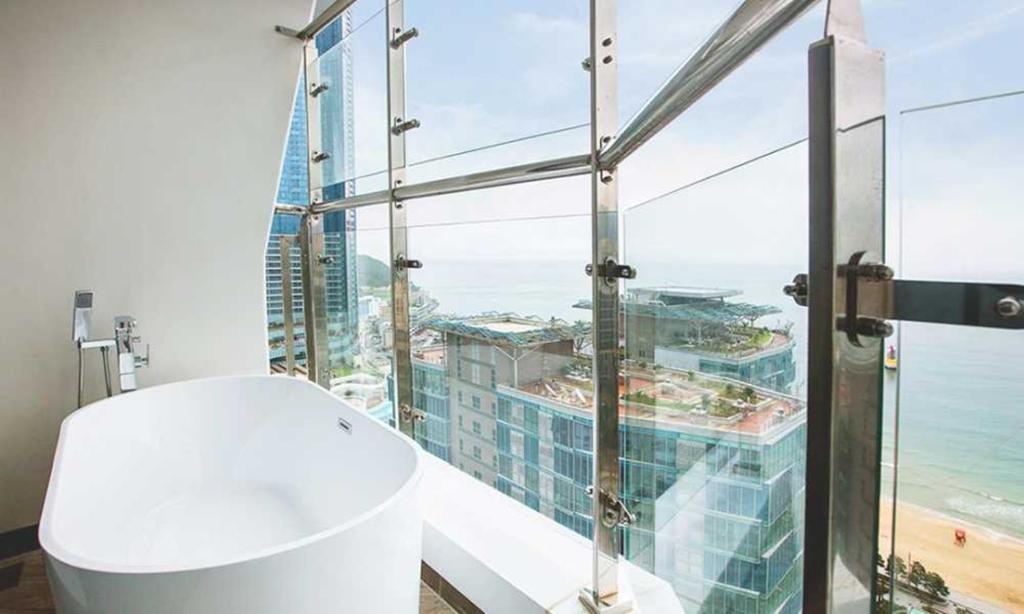 Busan Yeongmu Parade Hotel Haeundae Beach - Tap to explore photos