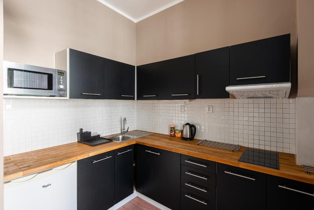 Vals Garden Studio for 3 Near Prague Castle - Tap to explore photos