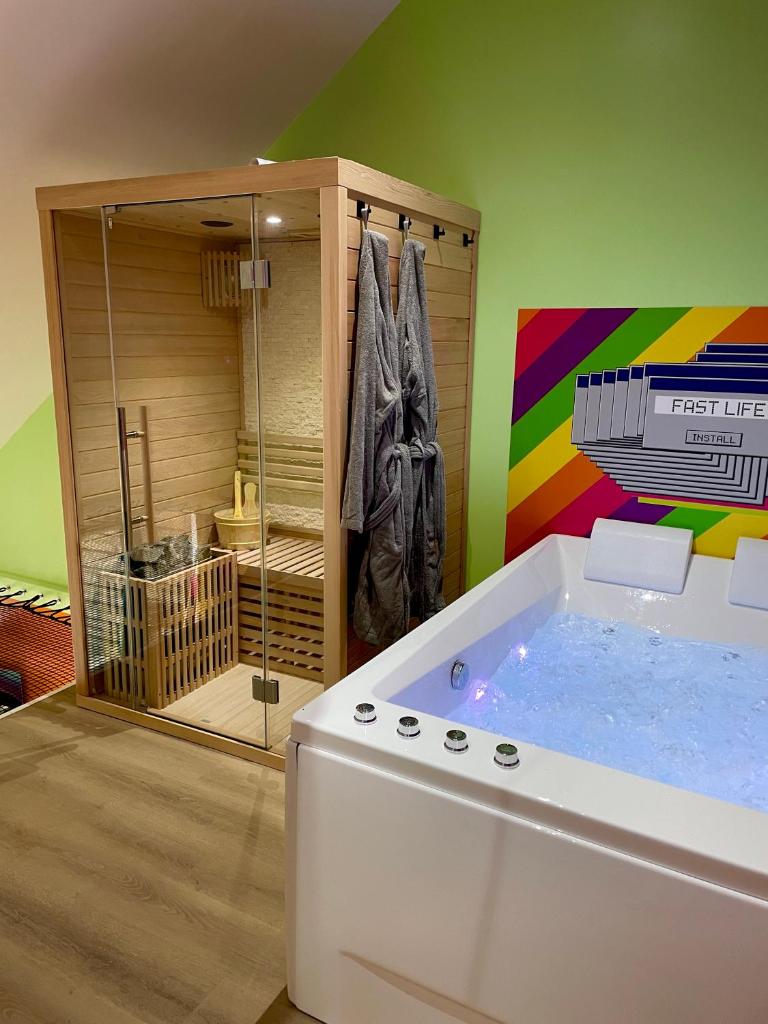 Capsule Forever Young - Jacuzzi - Sauna - Billard - arcade de jeux - Netflix & home cinéma - Ping Pong photo 4