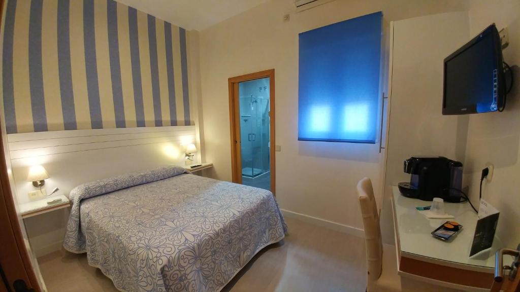 Hostal Paris - Tap to explore photos