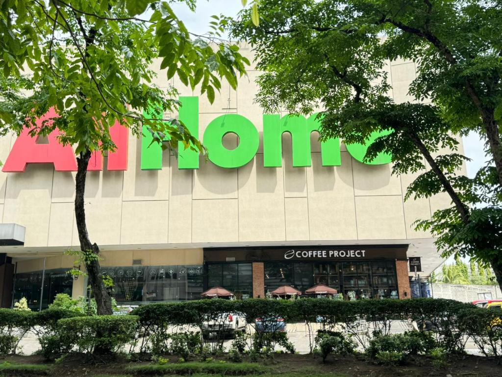CDO Spacious 1 BR Corner Condo in front of Limketkai Mall