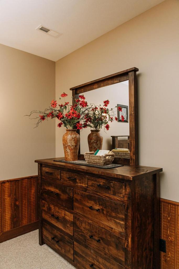 Sojourner's Lodge & Log Cabin Suites - Tap to explore photos