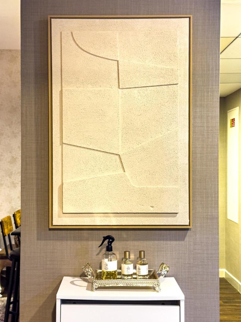 Modern Oasis - Elegant Cave - Family Heaven - Designer's Paradise - 10 min away from Abu Dhabi Airport, Yas Island, Formula 1, Ferrari World, SeaWorld, Warner Bros World photo 4