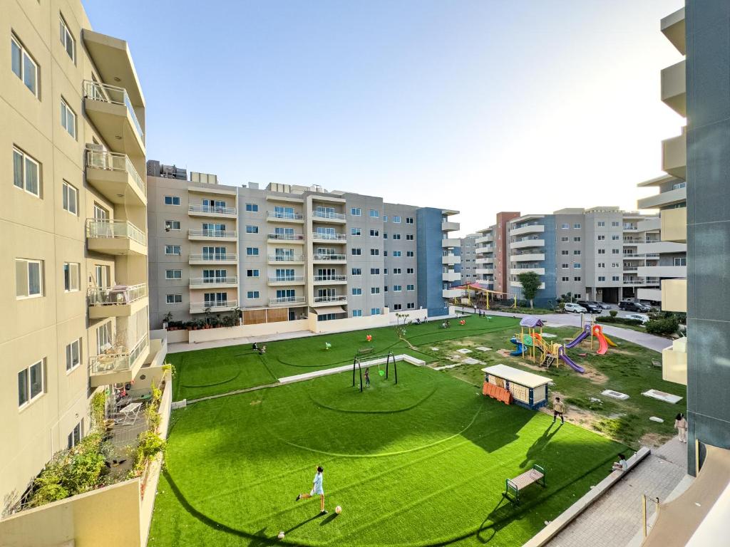 Modern Oasis - Elegant Cave - Family Heaven - Designer's Paradise - 10 min away from Abu Dhabi Airport, Yas Island, Formula 1, Ferrari World, SeaWorld, Warner Bros World photo 3