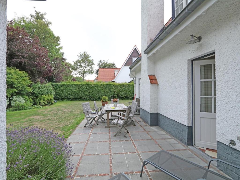 Pleasant villa with private garden photo 4