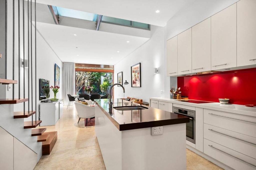Stylish Fully Renovated Luxe 3BR, 2BA Balmain Terrace near Parks, Ferry, Cafes & Pubs