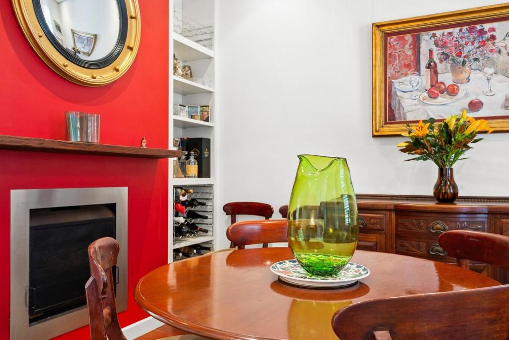Stylish Fully Renovated Luxe 3BR, 2BA Balmain Terrace near Parks, Ferry, Cafes & Pubs photo 3